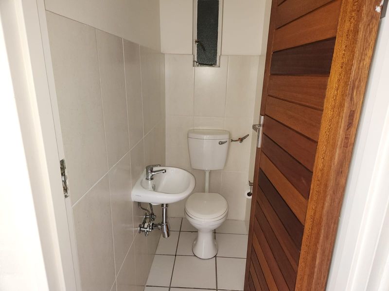 Newly Renovated 2-Bedroom, 1.5-Bathroom Apartment with Stunning Sea Views - Photo 8