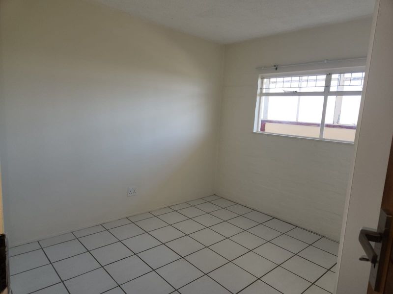 Newly Renovated 2-Bedroom, 1.5-Bathroom Apartment with Stunning Sea Views - Photo 7