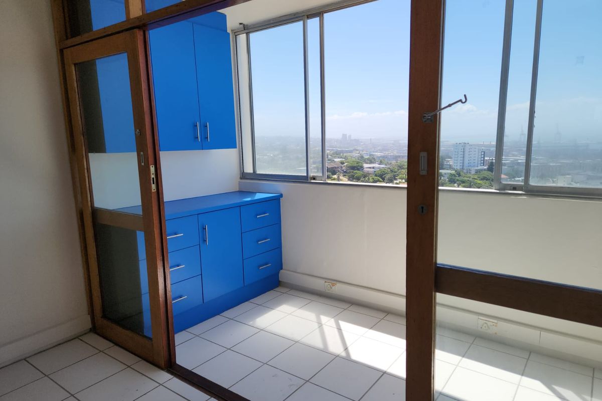 Newly Renovated 2-Bedroom, 1.5-Bathroom Apartment with Stunning Sea Views - Photo 3