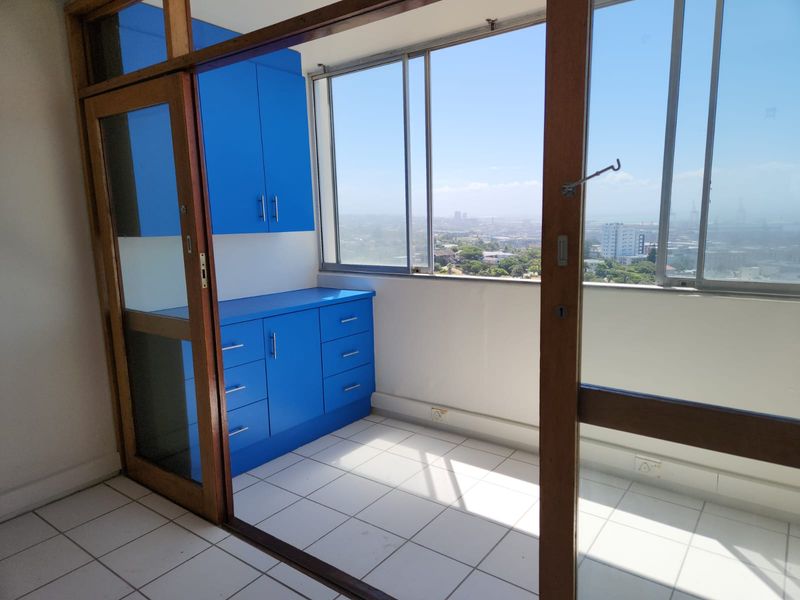Newly Renovated 2-Bedroom, 1.5-Bathroom Apartment with Stunning Sea Views - Photo 3