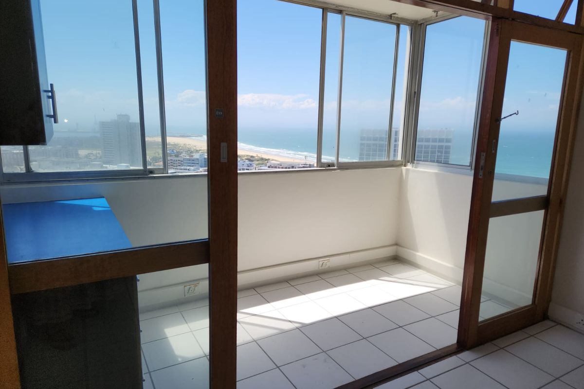Newly Renovated 2-Bedroom, 1.5-Bathroom Apartment with Stunning Sea Views - Photo 4