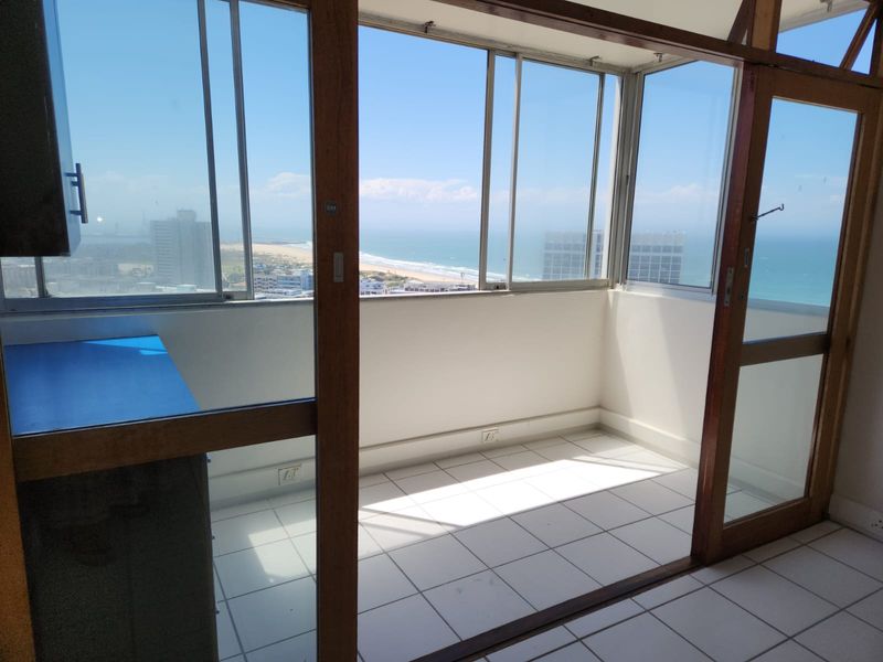 Newly Renovated 2-Bedroom, 1.5-Bathroom Apartment with Stunning Sea Views - Photo 4