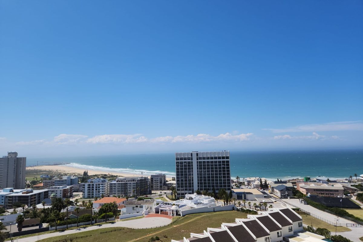 Newly Renovated 2-Bedroom, 1.5-Bathroom Apartment with Stunning Sea Views - Photo 2