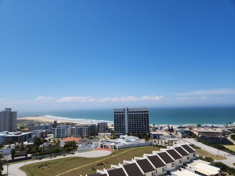 Newly Renovated 2-Bedroom, 1.5-Bathroom Apartment with Stunning Sea Views - Photo 2