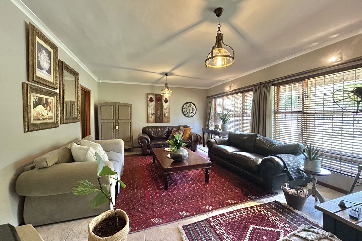 Family home in Boskloof - Photo 5