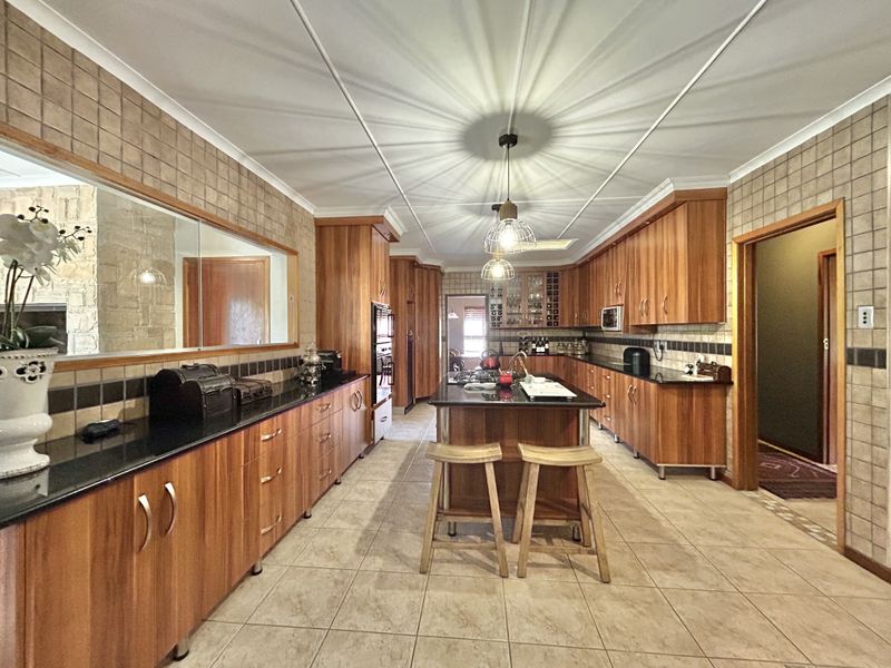 Family home in Boskloof - Photo 10