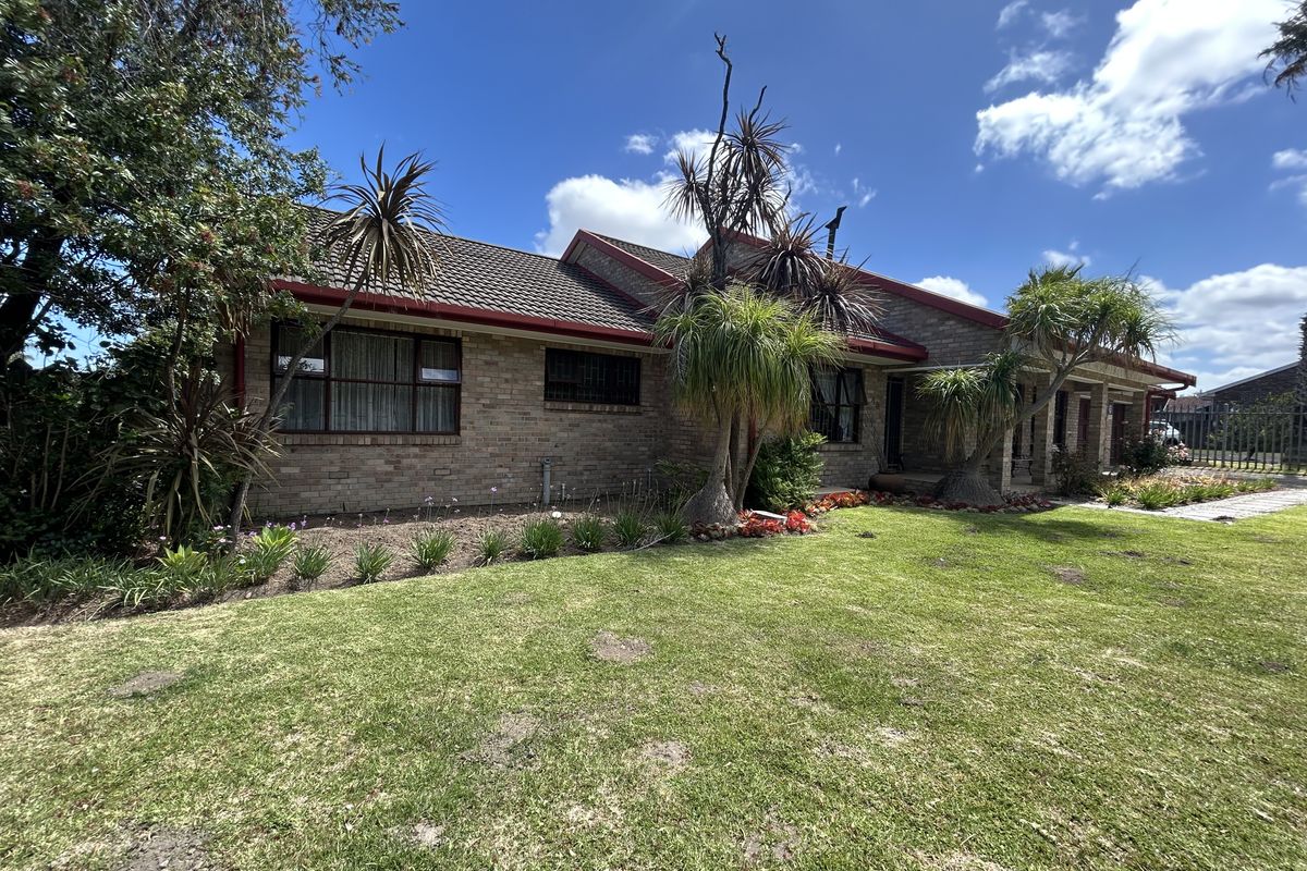 Family home in Boskloof - Photo 3