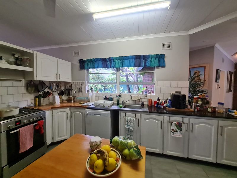 4 bedroom home with 2 flatlets in Meerensee-Bargain buy! - Photo 9