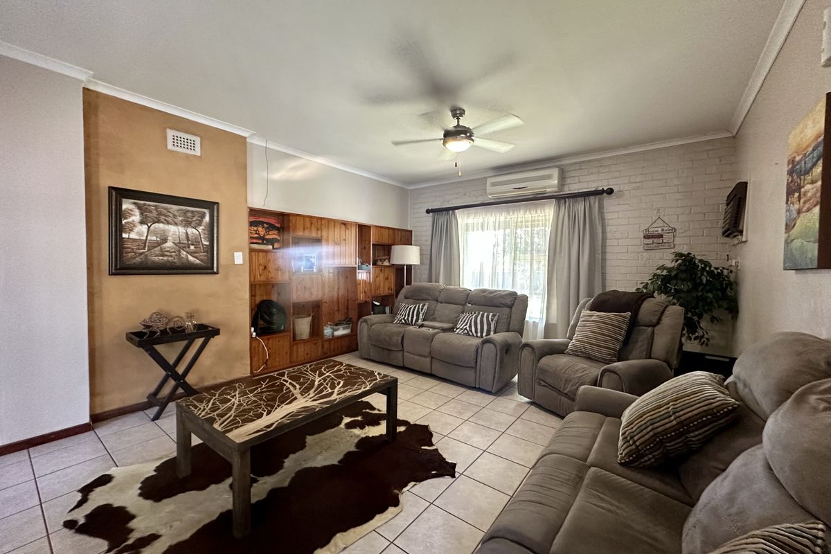 Modern Living at Its Best — Spacious Family Home with Private 2-Bedroom Cottage - Photo 2