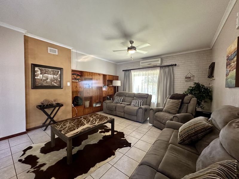 Modern Living at Its Best — Spacious Family Home with Private 2-Bedroom Cottage - Photo 2