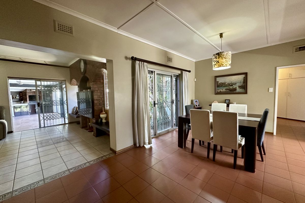 Modern Living at Its Best — Spacious Family Home with Private 2-Bedroom Cottage - Photo 4