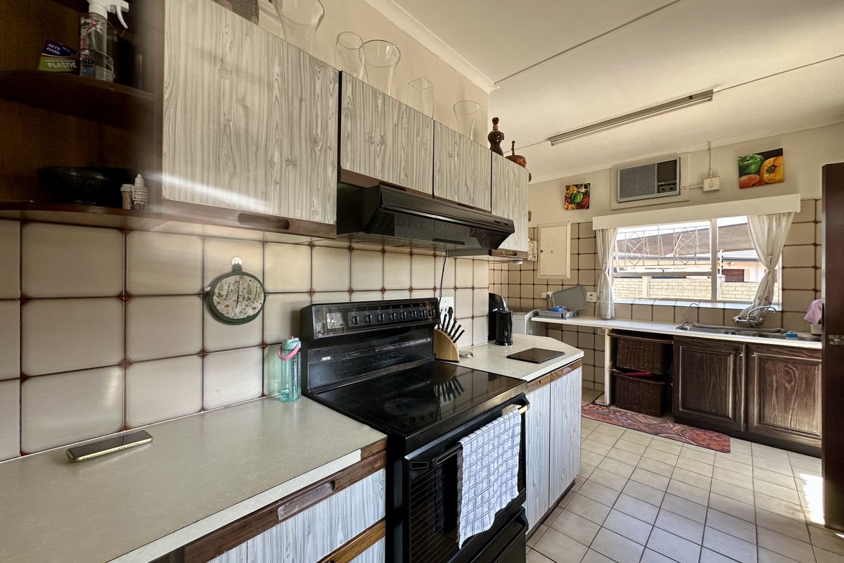 Modern Living at Its Best — Spacious Family Home with Private 2-Bedroom Cottage - Photo 5