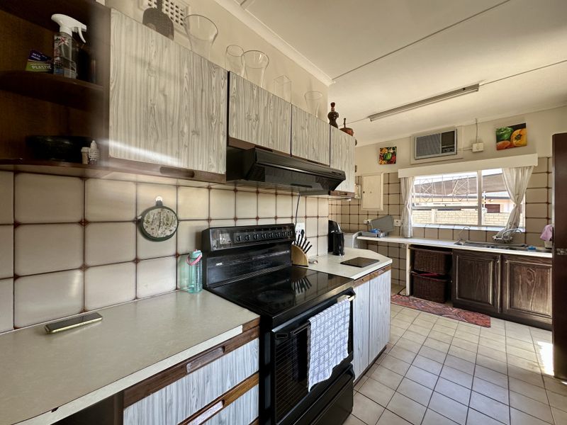 Modern Living at Its Best — Spacious Family Home with Private 2-Bedroom Cottage - Photo 5