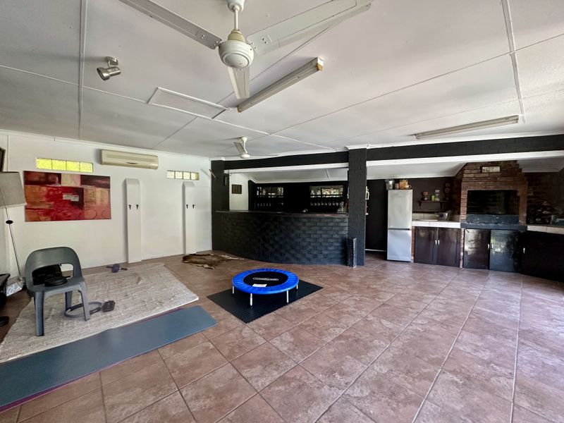 Modern Living at Its Best — Spacious Family Home with Private 2-Bedroom Cottage - Photo 9