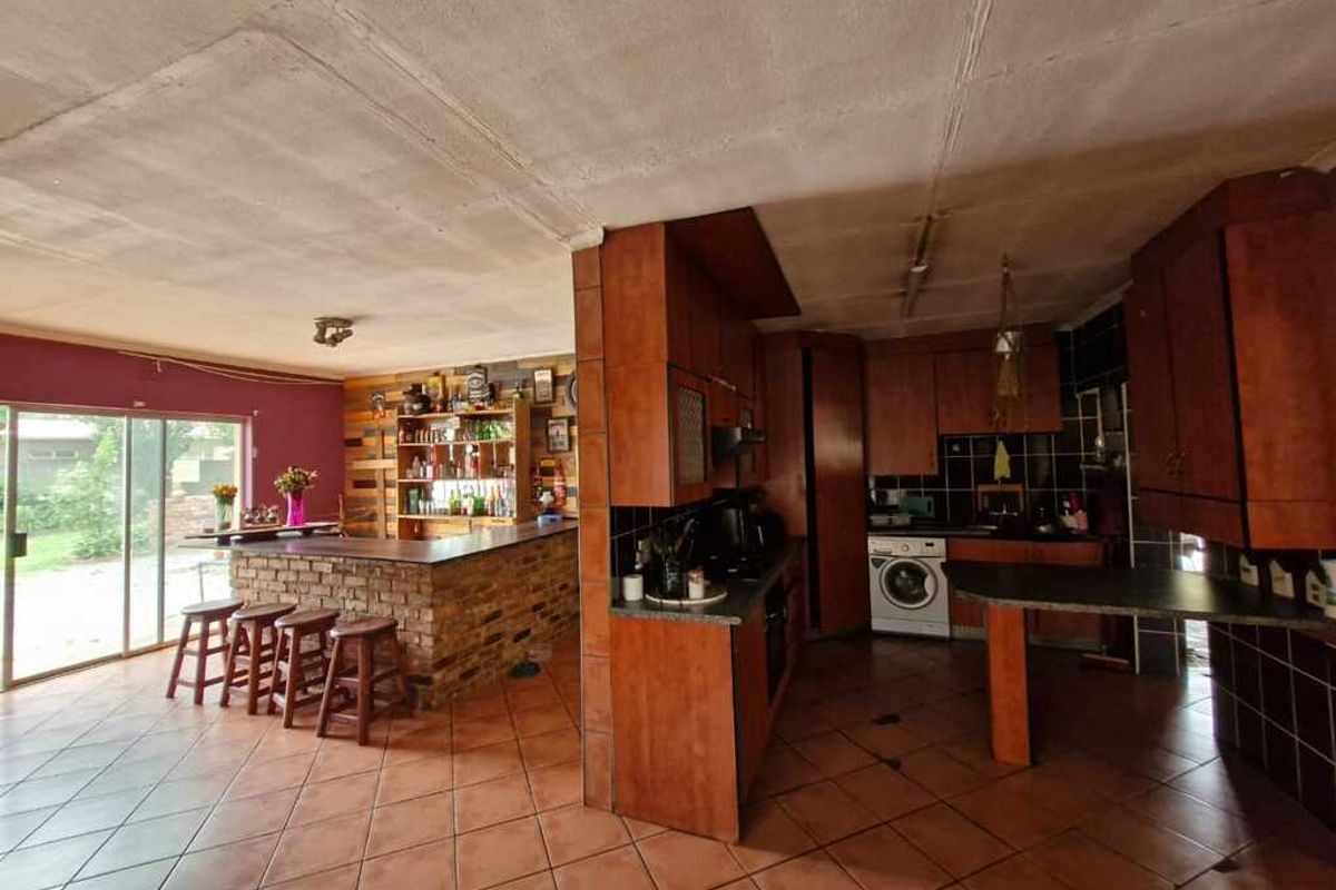 Neat, spacious family house for sale in Sasolburg walking distance to schools and all other amenitie - Photo 2