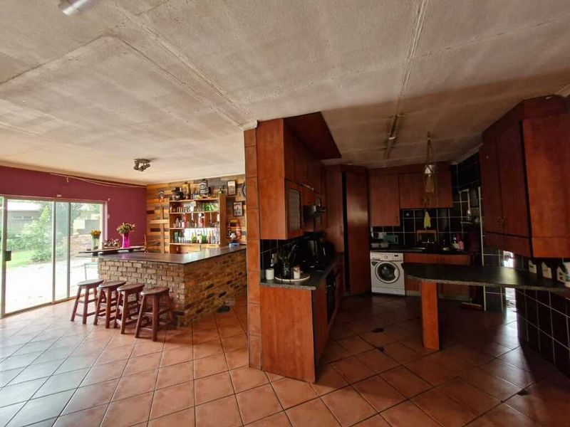 Neat, spacious family house for sale in Sasolburg walking distance to schools and all other amenitie - Photo 2