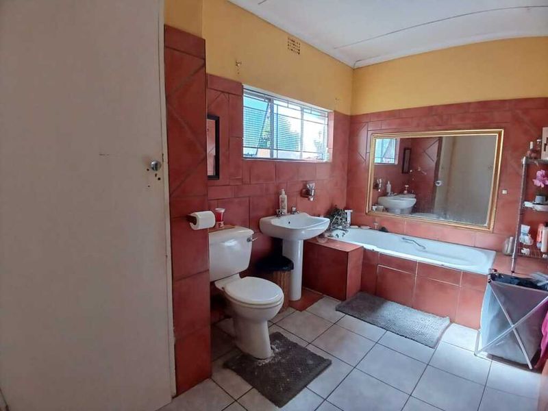 Neat, spacious family house for sale in Sasolburg walking distance to schools and all other amenitie - Photo 10