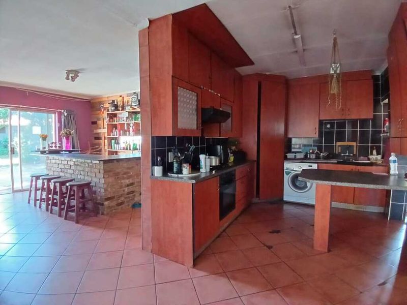 Neat, spacious family house for sale in Sasolburg walking distance to schools and all other amenitie - Photo 8