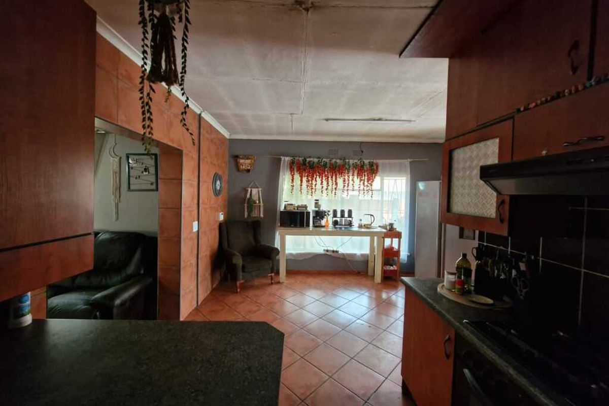 Neat, spacious family house for sale in Sasolburg walking distance to schools and all other amenitie - Photo 4