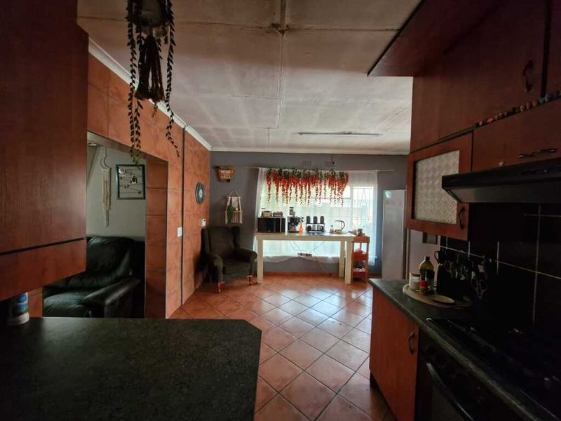 Neat, spacious family house for sale in Sasolburg walking distance to schools and all other amenitie - Photo 4