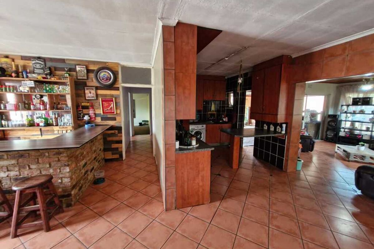 Neat, spacious family house for sale in Sasolburg walking distance to schools and all other amenitie - Photo 3