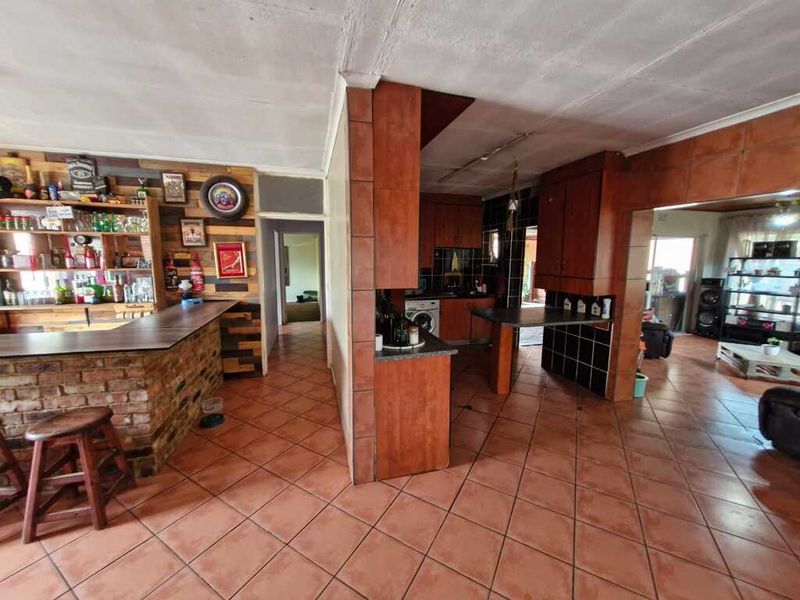Neat, spacious family house for sale in Sasolburg walking distance to schools and all other amenitie - Photo 3
