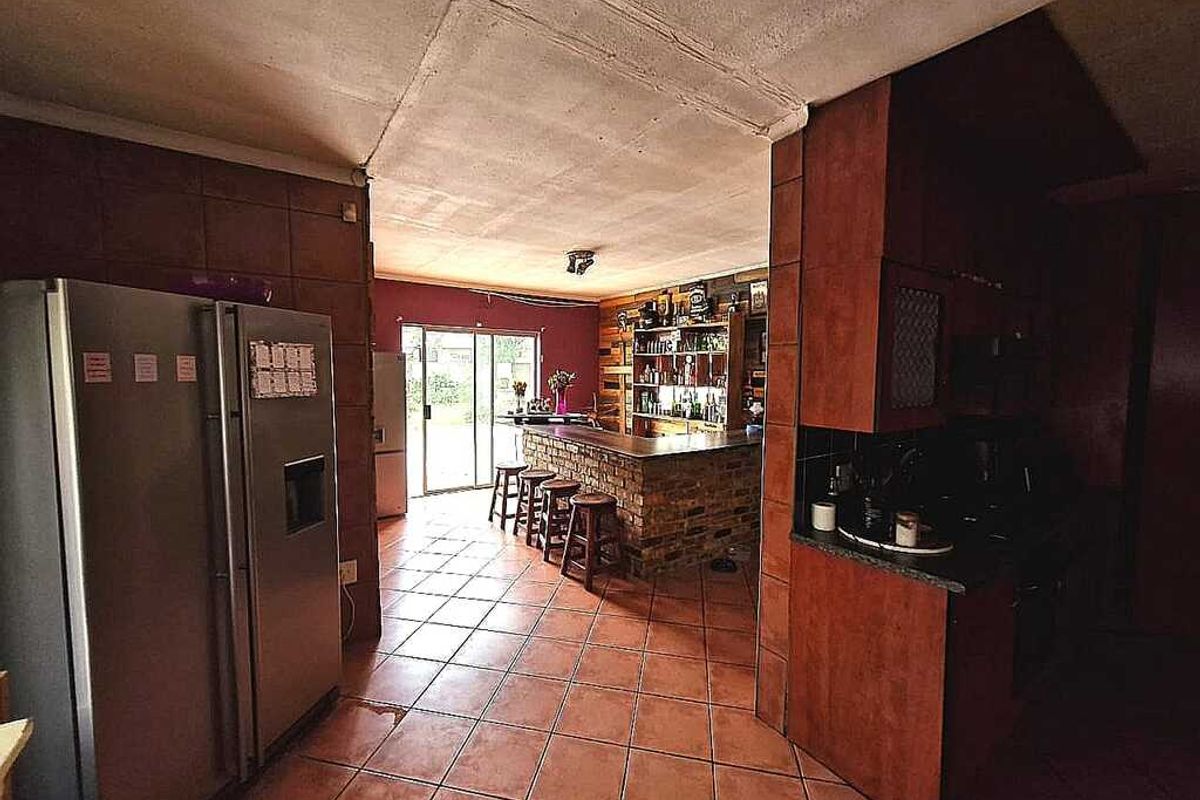 Neat, spacious family house for sale in Sasolburg walking distance to schools and all other amenitie - Photo 5