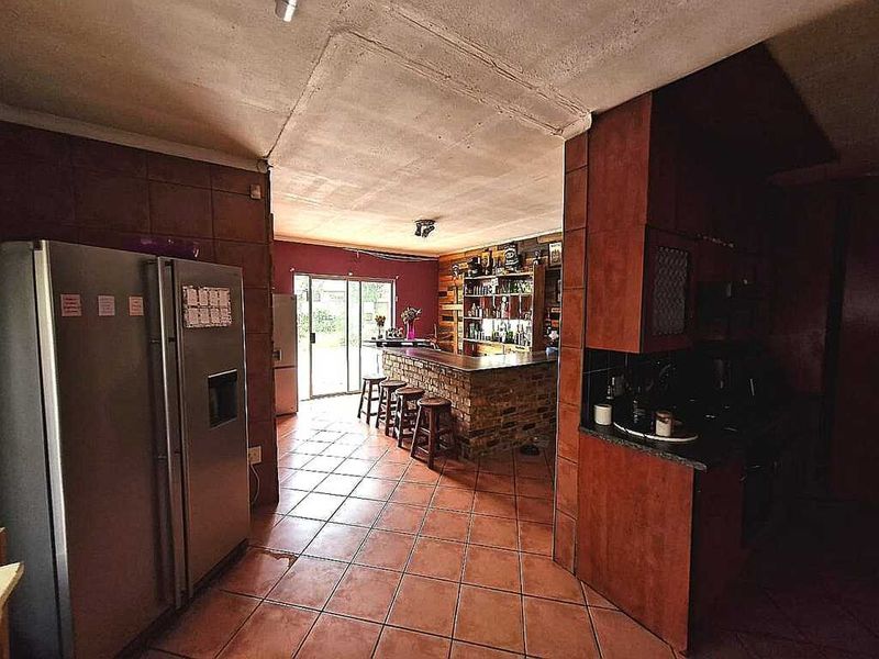 Neat, spacious family house for sale in Sasolburg walking distance to schools and all other amenitie - Photo 5