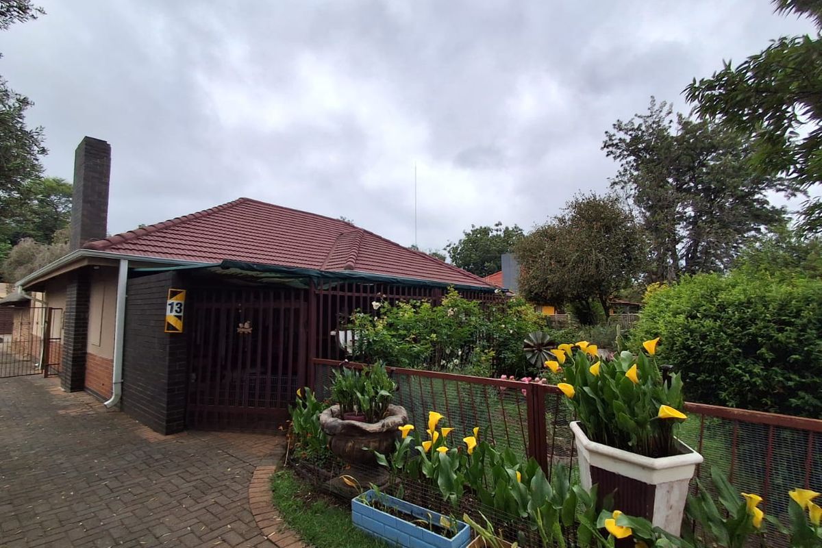 3 Bedroom Family Home with Spacious self maintained flatlet and plenty of storage facilities. - Photo 2