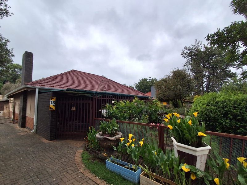 3 Bedroom Family Home with Spacious self maintained flatlet and plenty of storage facilities. - Photo 2