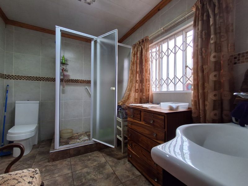 3 Bedroom Family Home with Spacious self maintained flatlet and plenty of storage facilities. - Photo 10
