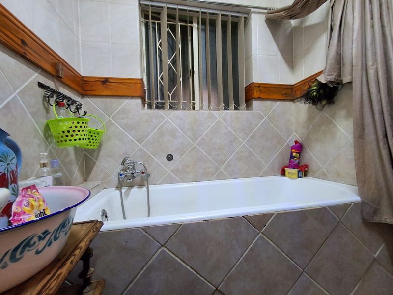 3 Bedroom Family Home with Spacious self maintained flatlet and plenty of storage facilities. - Photo 9