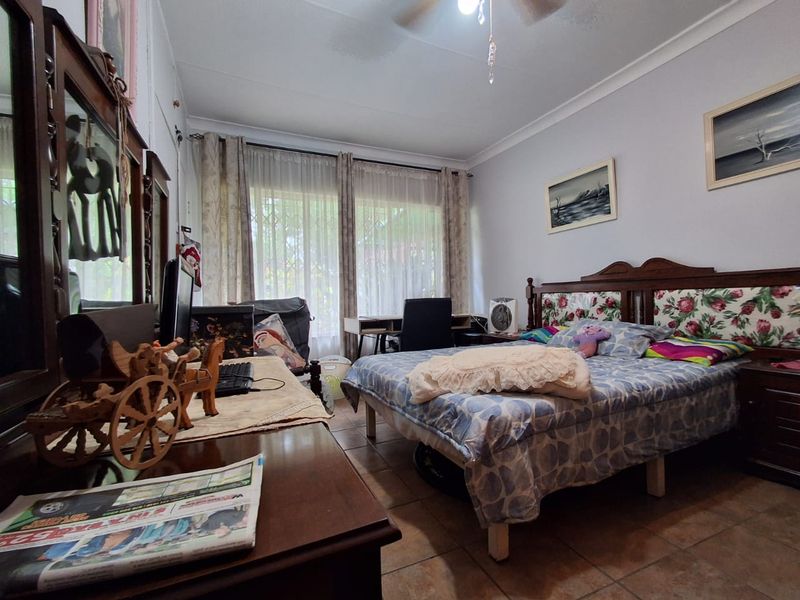 3 Bedroom Family Home with Spacious self maintained flatlet and plenty of storage facilities. - Photo 8
