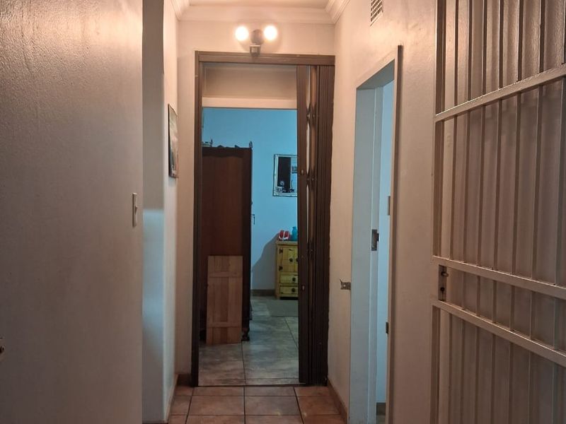 3 Bedroom Family Home with Spacious self maintained flatlet and plenty of storage facilities. - Photo 7