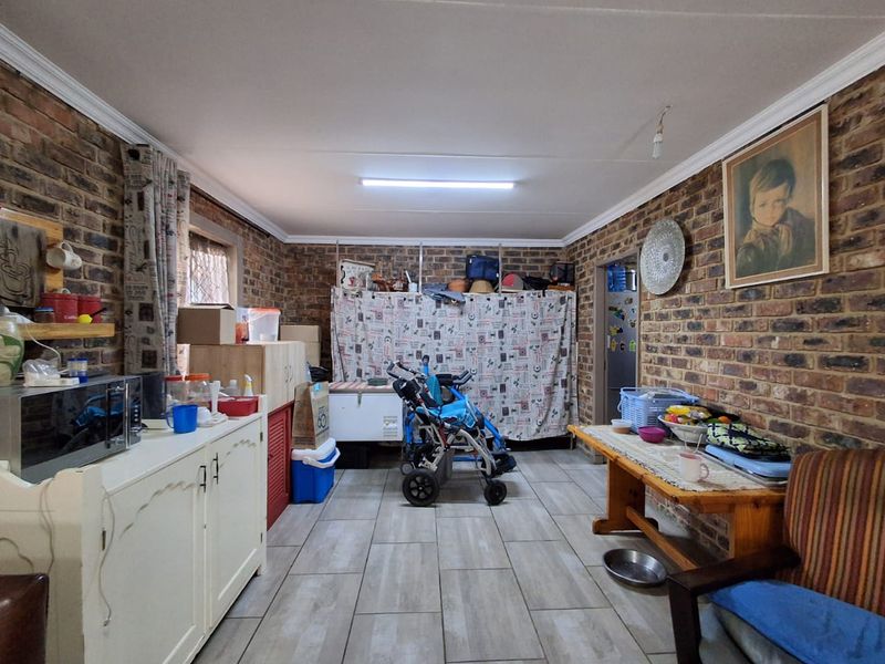 3 Bedroom Family Home with Spacious self maintained flatlet and plenty of storage facilities. - Photo 6