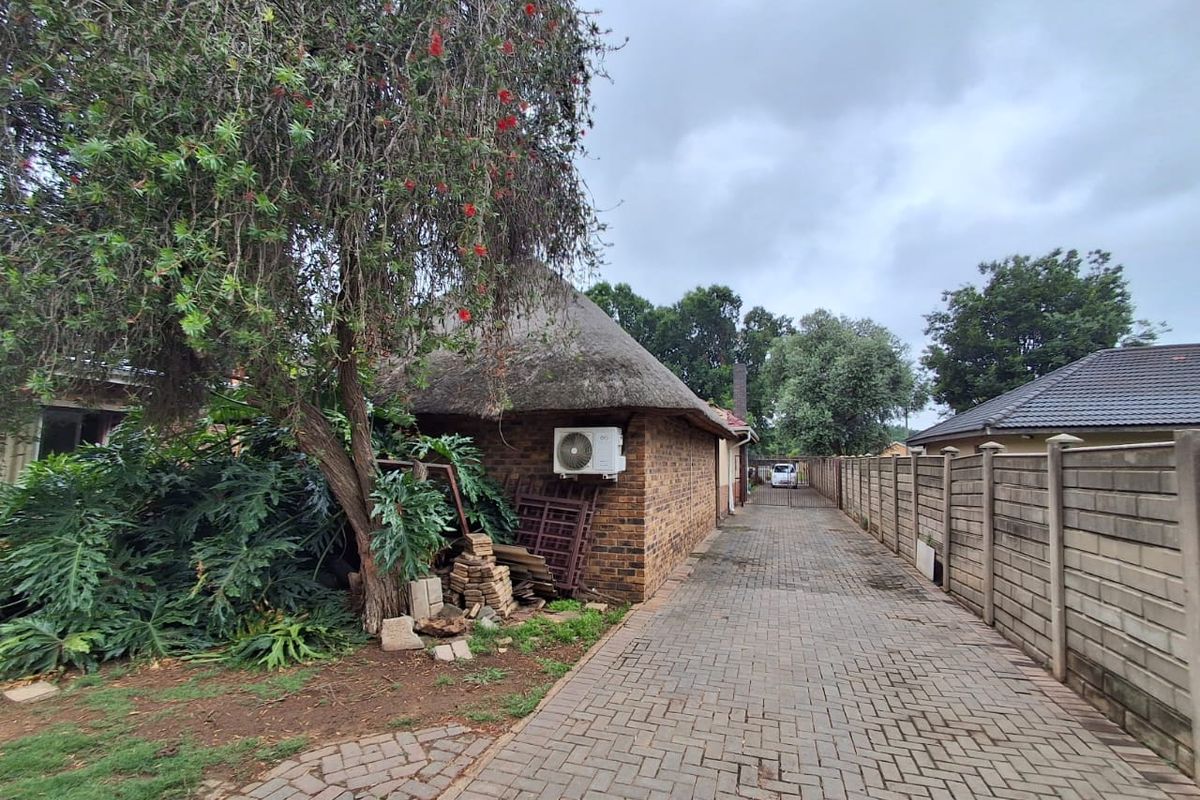 3 Bedroom Family Home with Spacious self maintained flatlet and plenty of storage facilities. - Photo 3