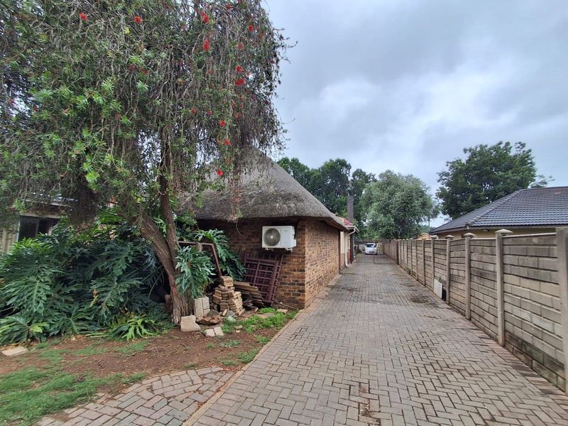 3 Bedroom Family Home with Spacious self maintained flatlet and plenty of storage facilities. - Photo 3