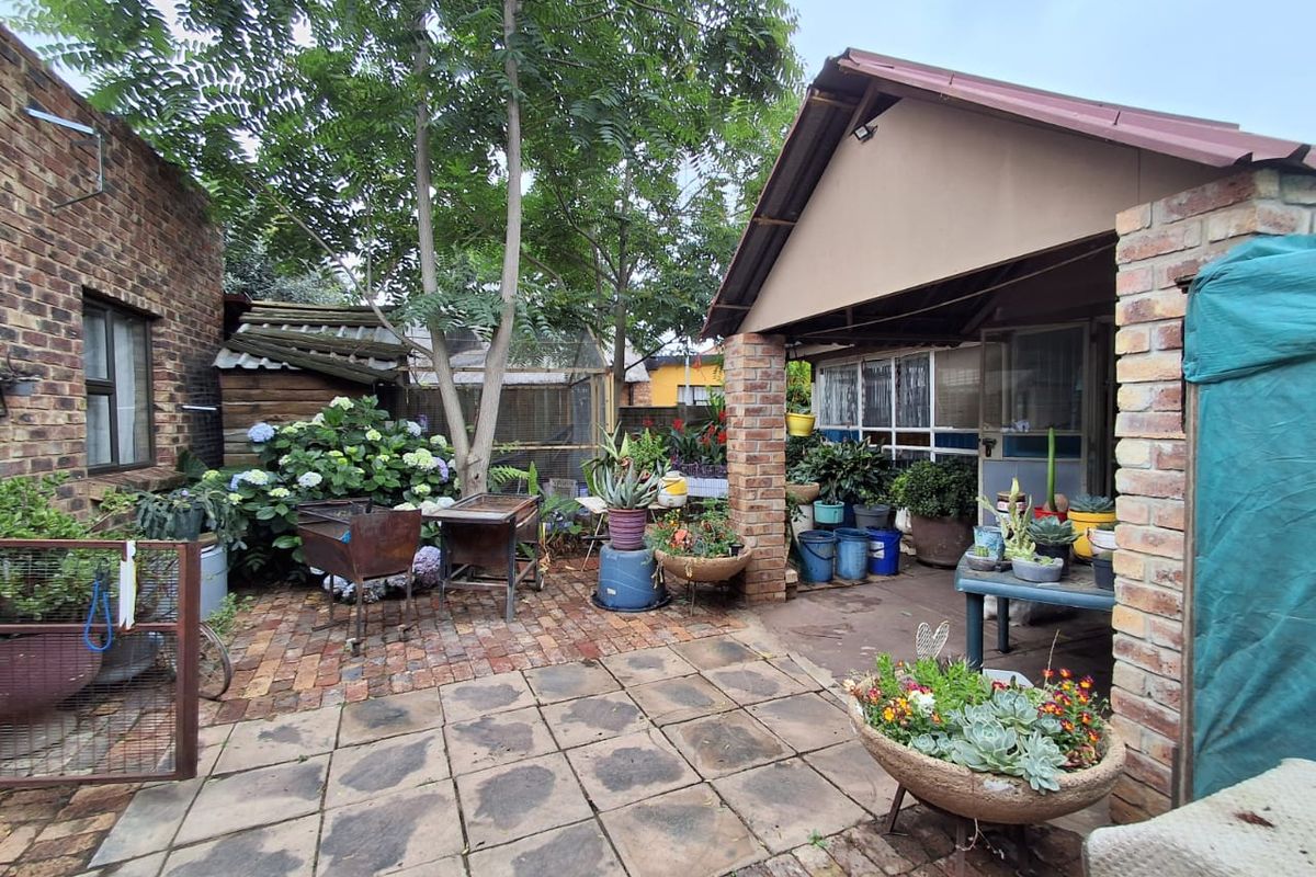 3 Bedroom Family Home with Spacious self maintained flatlet and plenty of storage facilities. - Photo 4