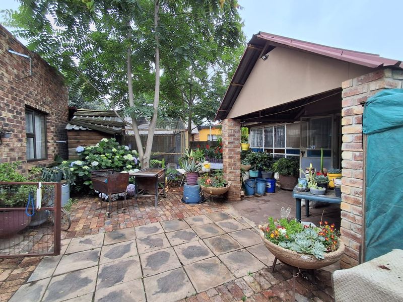 3 Bedroom Family Home with Spacious self maintained flatlet and plenty of storage facilities. - Photo 4