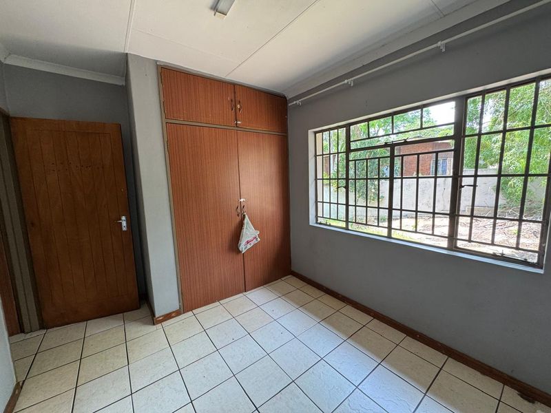 2-Bedroom Home in a 3-Unit Complex - Photo 9