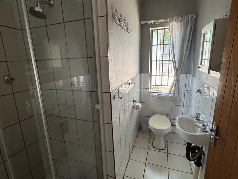 2-Bedroom Home in a 3-Unit Complex - Photo 8