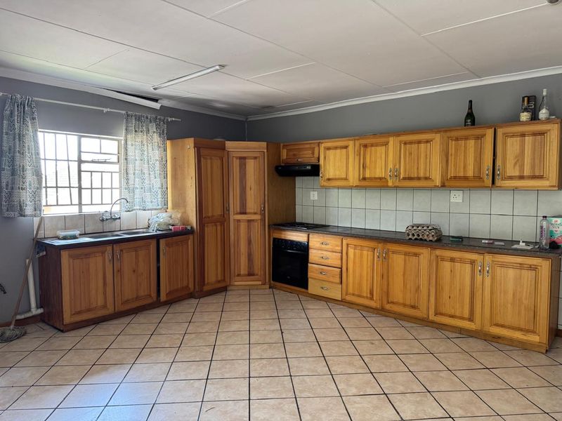 2-Bedroom Home in a 3-Unit Complex - Photo 4