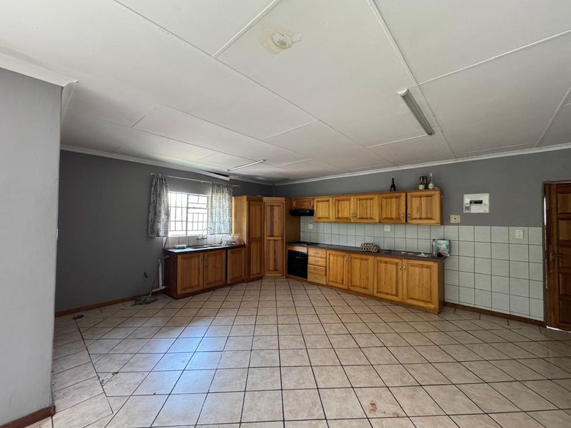 2-Bedroom Home in a 3-Unit Complex - Photo 3