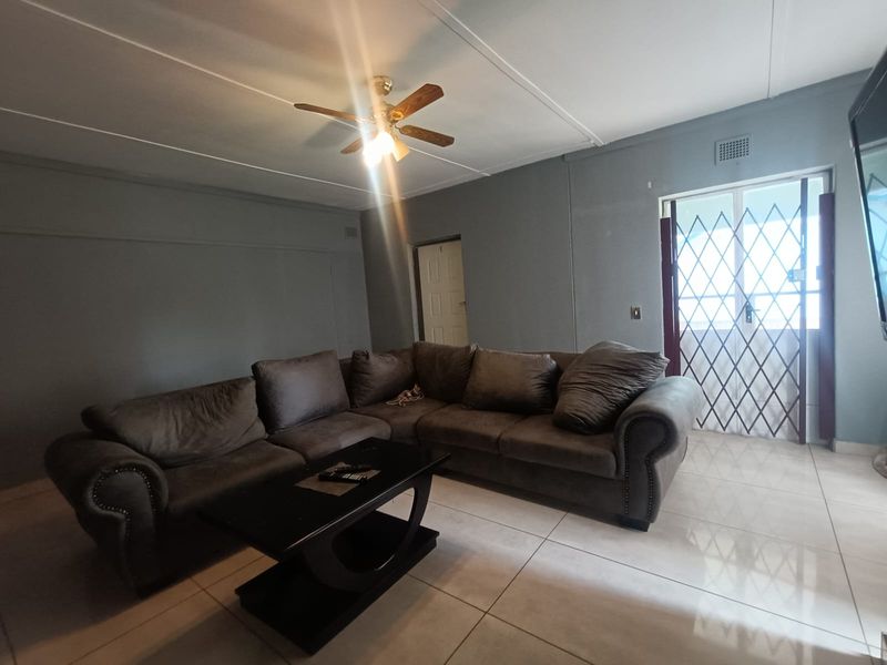 Investment Opportunity – Spacious Family Home with Flatlet and Off-Grid Power - Photo 3
