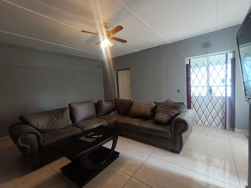 Investment Opportunity – Spacious Family Home with Flatlet and Off-Grid Power - Photo 2