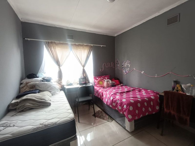 Investment Opportunity – Spacious Family Home with Flatlet and Off-Grid Power - Photo 10