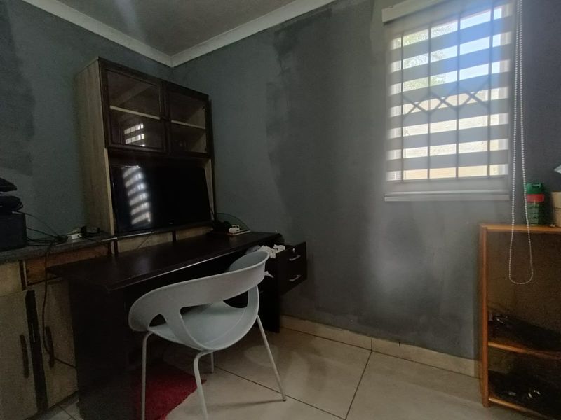 Investment Opportunity – Spacious Family Home with Flatlet and Off-Grid Power - Photo 8