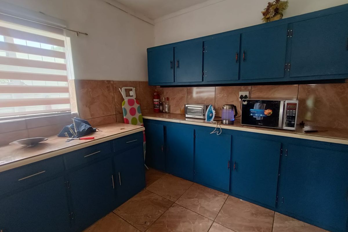 Investment Opportunity – Spacious Family Home with Flatlet and Off-Grid Power - Photo 5
