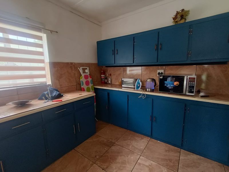 Investment Opportunity – Spacious Family Home with Flatlet and Off-Grid Power - Photo 5