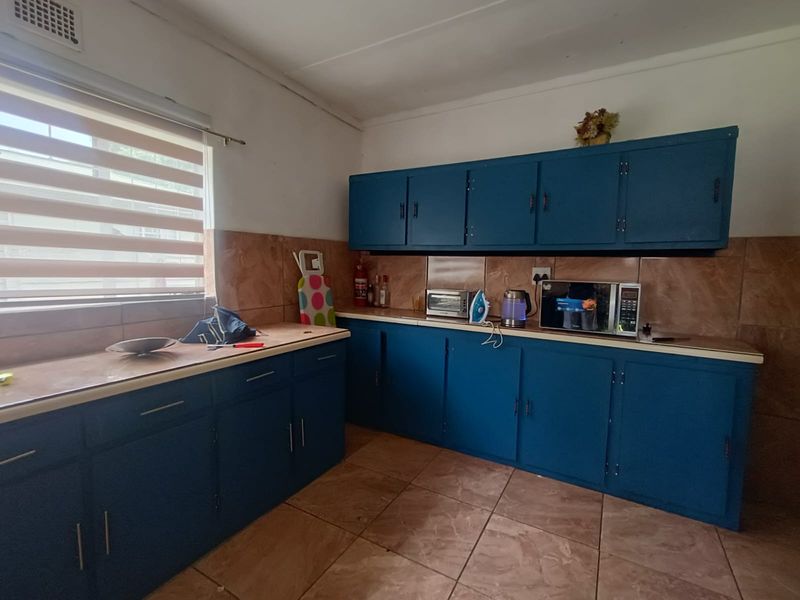 Investment Opportunity – Spacious Family Home with Flatlet and Off-Grid Power - Photo 4